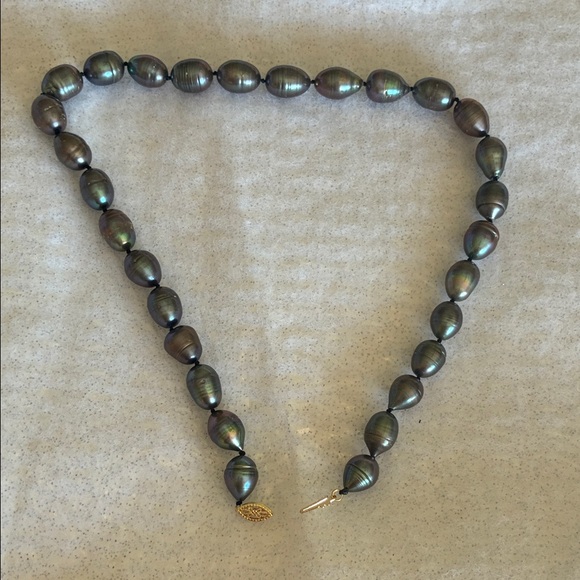 Elegant Pearl Necklace - Picture 5 of 6